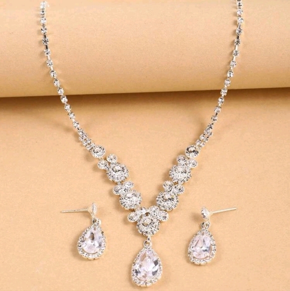 Silver Rhinestone Necklace Set - Picture 3 of 3